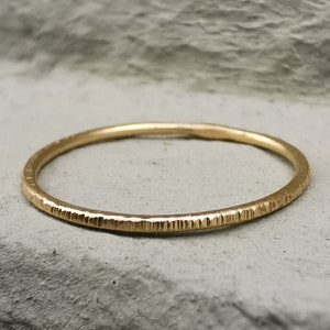 585 Gold handgemachter Stacking Ring aus 1mm Golddraht mit Diamantierung