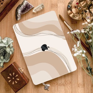 MacBook-hoes met geometrische beige kunststrepen - rubberen hoes met esthetische golvende lijnen