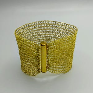 Manchette audacieuse en fil d&#39;or tissé à la main - Bracelet léger réversible avec fermoir cylindre unique
