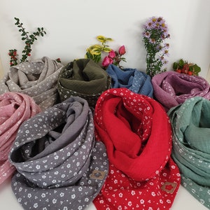 Damhalsduk i bomullsmuslin, triangulär halsduk i ett lager med blommönster i olika färger, storlek XXL, t.ex. blå, rosa, röd och grön