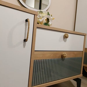 K&ouml;nnte beinhalten: Ein Set aus drei Keramikbechern mit gesprenkelter, matter Oberfl&auml;che. Die Becher sind in den Farben Creme, Hellgrau und Dunkelgrau gehalten. Jeder Becher hat ein schlichtes, minimalistisches Design und einen abgerundeten Henkel.