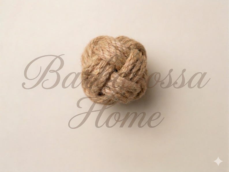 K&ouml;nnte beinhalten: Ein dekorativer Seilknoten in nat&uuml;rlicher Beige-Farbe. Der Knoten befindet sich mittig auf einem hellbeigen Hintergrund mit dem Text "Barossa Home" in Schreibschrift.