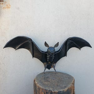 Hand-Forged Iron Bat Sculpture – Gothic Metal Decor for Wall or Garden – Halloween or Fantasy Style