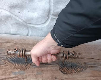 Handgeschmiedeter Türgriff aus Schmiedeeisen: Rustikales Blatt-Ranken-Design