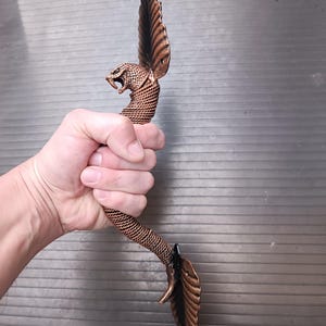 Manija de puerta con cabeza de serpiente