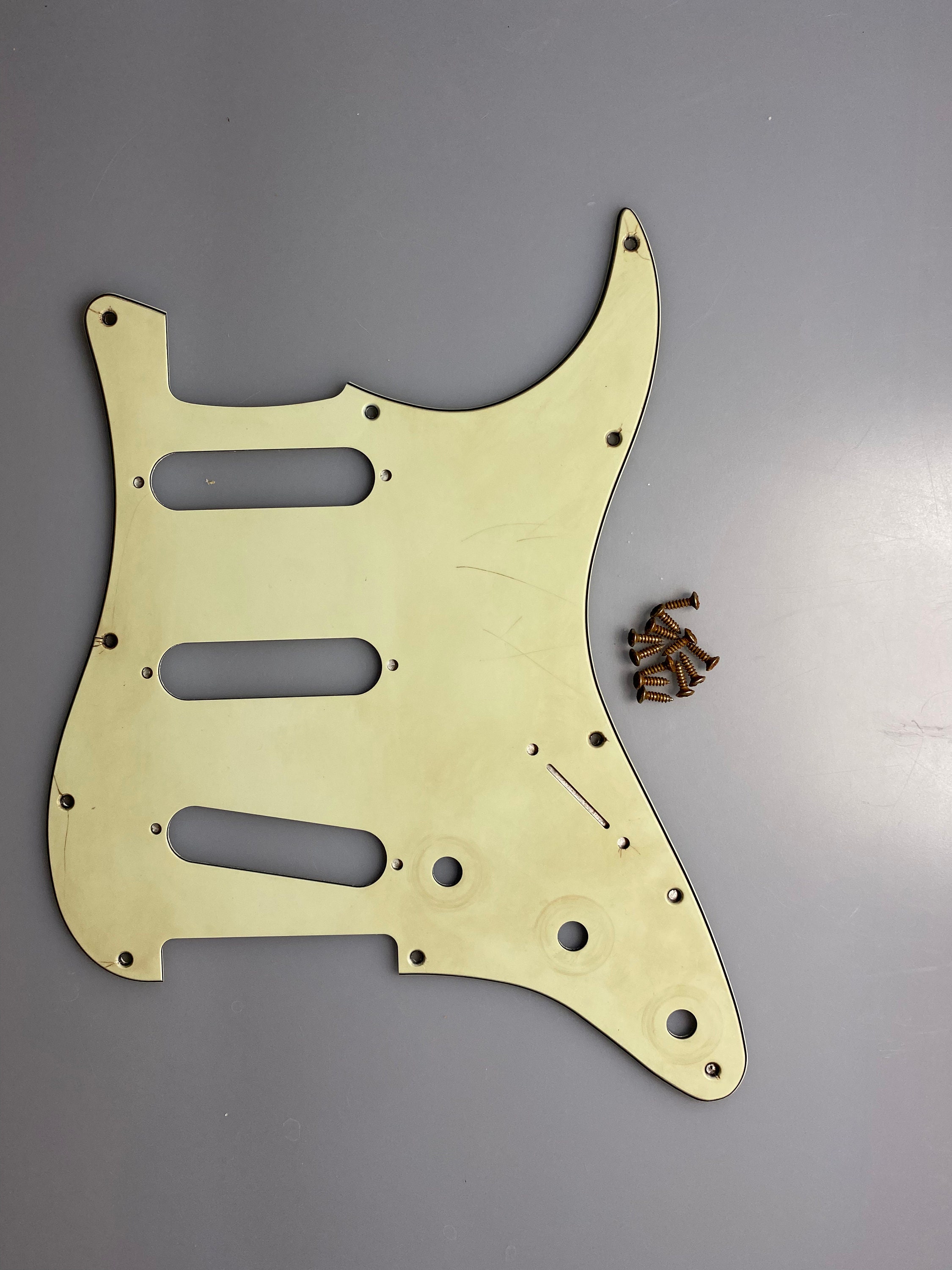 ストラトスタイル用、11穴3プライのエイジド/レリックミントグリーン