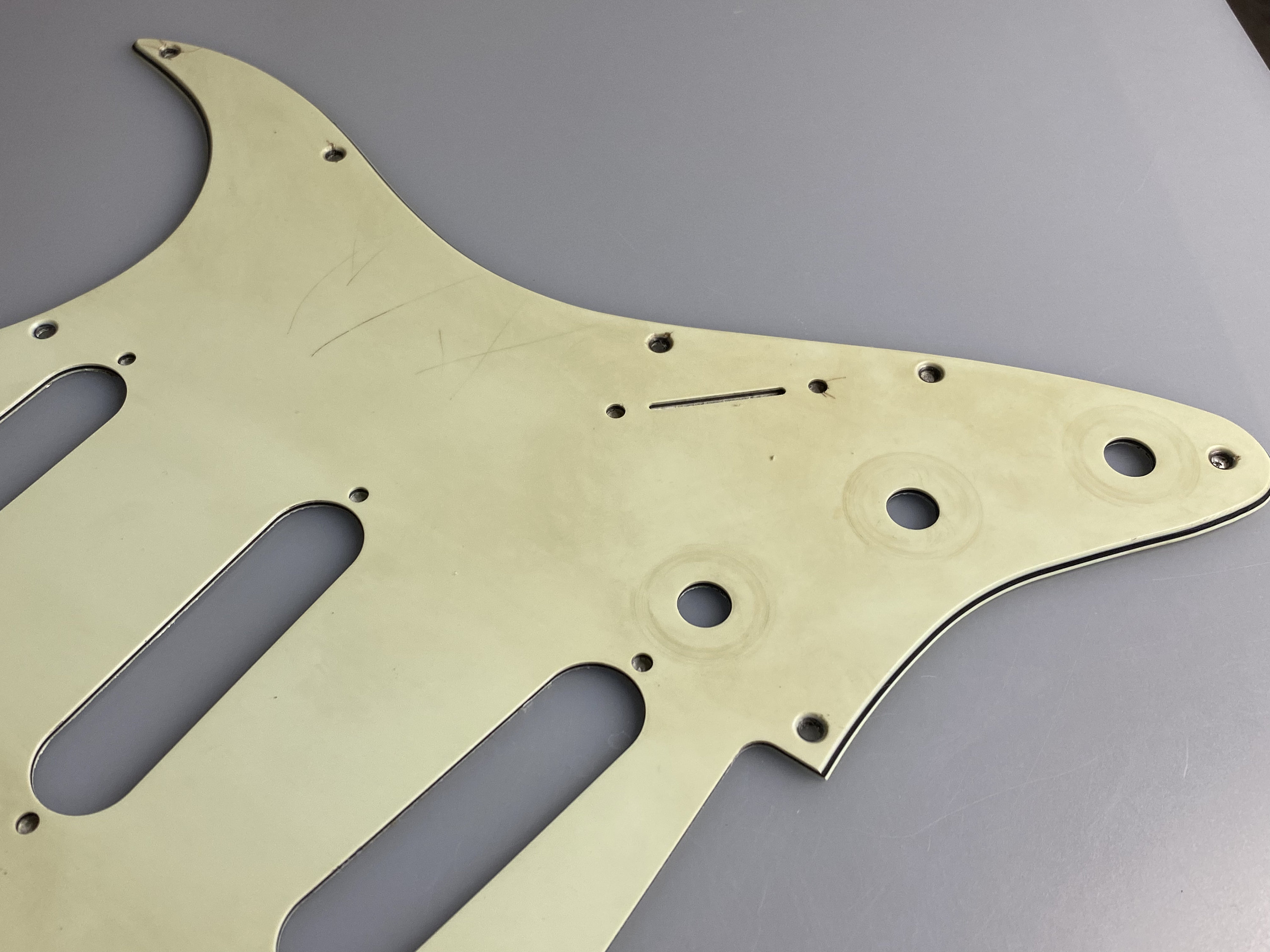 ストラトスタイル用、11穴3プライのエイジド/レリックミントグリーン