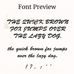 K&ouml;nnte beinhalten: Vorschau auf eine Schriftart, die den Text "THE QUICK BROWN FOX JUMPS OVER THE LAZY DOG." in einer stilisierten, handgeschriebenen Schrift zeigt. Der Text wird in kleinerer Gr&ouml;&szlig;e darunter wiederholt, gefolgt von Satzzeichen: "!?. : , '".