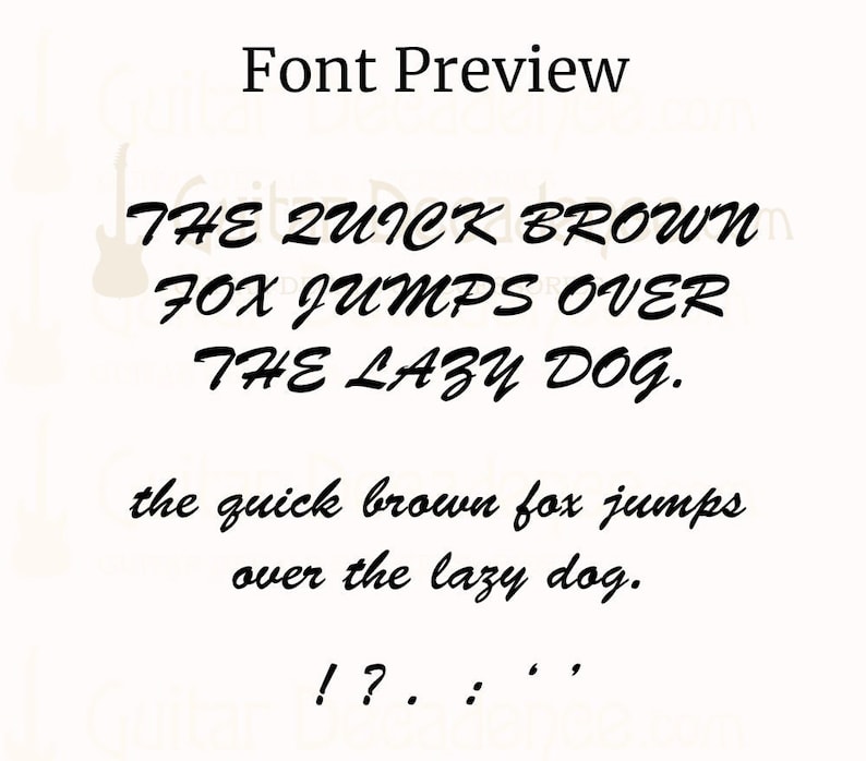 K&ouml;nnte beinhalten: Vorschau auf eine Schriftart, die den Text "THE QUICK BROWN FOX JUMPS OVER THE LAZY DOG." in einer stilisierten, handgeschriebenen Schrift zeigt. Der Text wird in kleinerer Gr&ouml;&szlig;e darunter wiederholt, gefolgt von Satzzeichen: "!?. : , '".