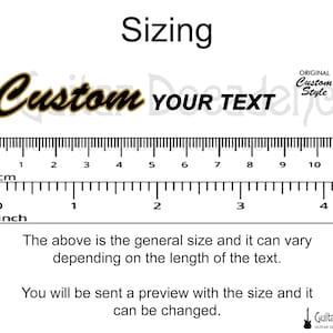 K&ouml;nnte beinhalten: Ein schwarzer und goldener "Custom"-Aufkleber mit dem Text "YOUR TEXT" in Schwarz. Der Aufkleber ist etwa 10 cm breit und 2,5 cm hoch. Ein Lineal dient als Gr&ouml;&szlig;enreferenz.