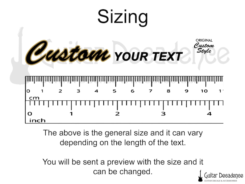 K&ouml;nnte beinhalten: Ein schwarzer und goldener "Custom"-Aufkleber mit dem Text "YOUR TEXT" in Schwarz. Der Aufkleber ist etwa 10 cm breit und 2,5 cm hoch. Ein Lineal dient als Gr&ouml;&szlig;enreferenz.