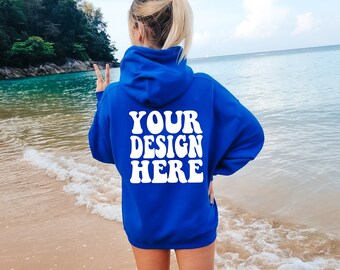 Maquette arrière Gildan Royal Blue 18500 | Maquette de plage à capuche Gildan surdimensionnée | Sweat à capuche G185 Maquette de modèle | Maquette bleue 18500 | Plage d'été