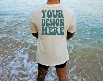 Bella Canvas 3001 natuurlijk overhemd Mock-up | Bella canvas tshirt mannelijke mockup | Model achtermodel | 3001 T-shirtmodel | Heren zomer strand mockup