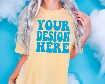Könnte beinhalten: Ein gelbes T-Shirt mit dem Text "YOUR DESIGN HERE" in Blau.