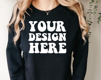 Puede incluir: Sudadera negra con texto blanco que dice "YOUR DESIGN HERE" en una fuente retro.