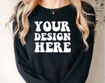 Puede incluir: Sudadera negra de manga larga con el texto "YOUR DESIGN HERE" en letras blancas de estilo retro.