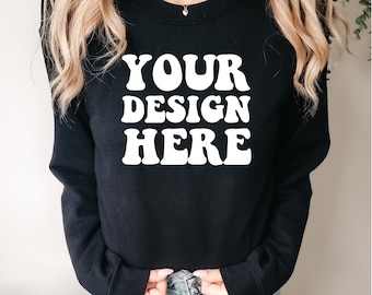Puede incluir: Sudadera negra con el texto "YOUR DESIGN HERE" en letras blancas de estilo retro.