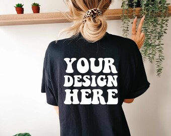 Pode incluir: Camiseta preta oversized com texto branco que diz "YOUR DESIGN HERE" em uma fonte retrô.