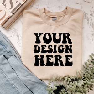 Gildan 18000 Mockup | Gildan Sand Tröja Mockup | Sweatshirt Flat Lay Mockup | Sand 18000 | Framsida Gildan Sand G180 Mockup | Mysig Boho Chic