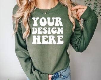 Op de afbeelding: Een groen sweatshirt met de tekst "YOUR DESIGN HERE" in witte retro-letters.