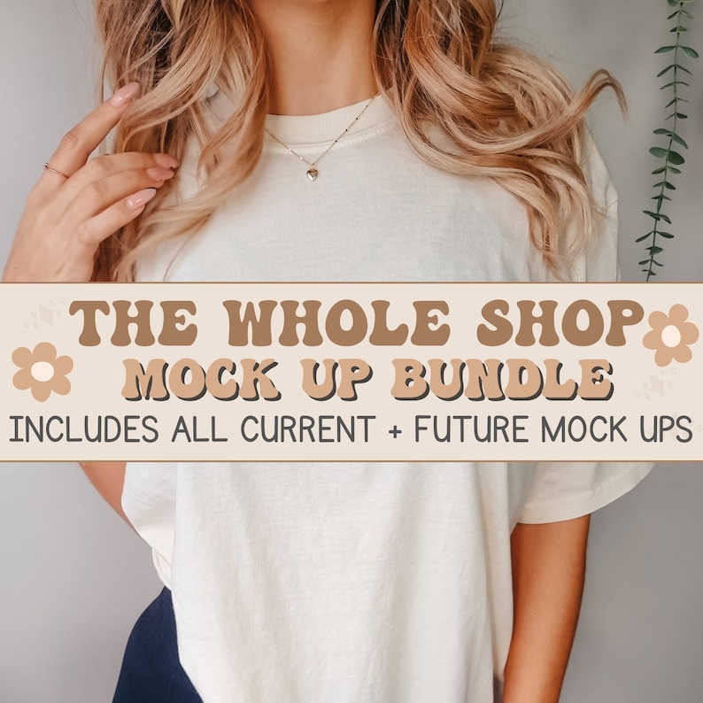 Puede incluir: Una maqueta de camiseta blanca con el texto "THE WHOLE SHOP MOCK UP BUNDLE INCLUDES ALL CURRENT + FUTURE MOCK UPS" en texto marr&oacute;n y naranja con un gr&aacute;fico de flor a cada lado.
