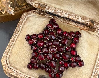 Colgante victoriano antiguo en forma de estrella con granates bohemios de talla rosa, circa 1900.