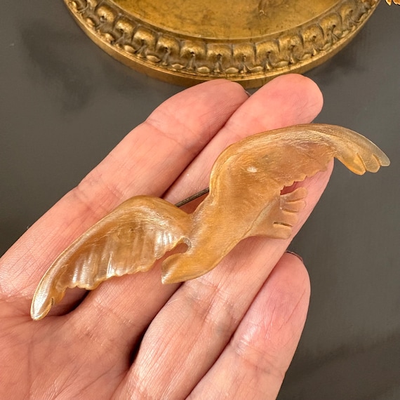 Broche Ancienne En Corne Blonde Forme Oiseau - Bijou Vintage Début XXe Siècle - Bon état Avec Traces D'oxydation
