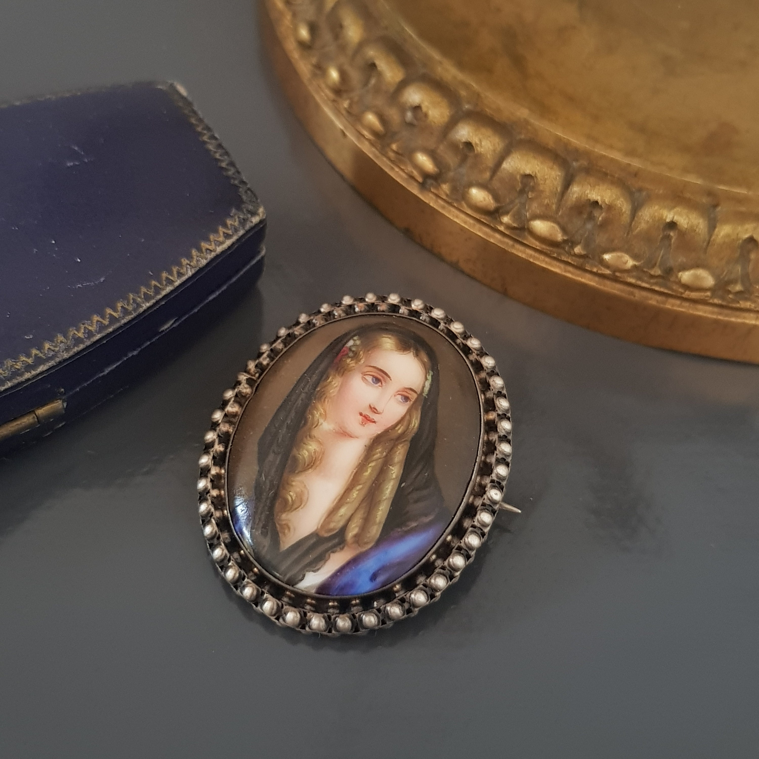 Broche plaque en argent (800/oo), agrémentée au centre d'une pierre
