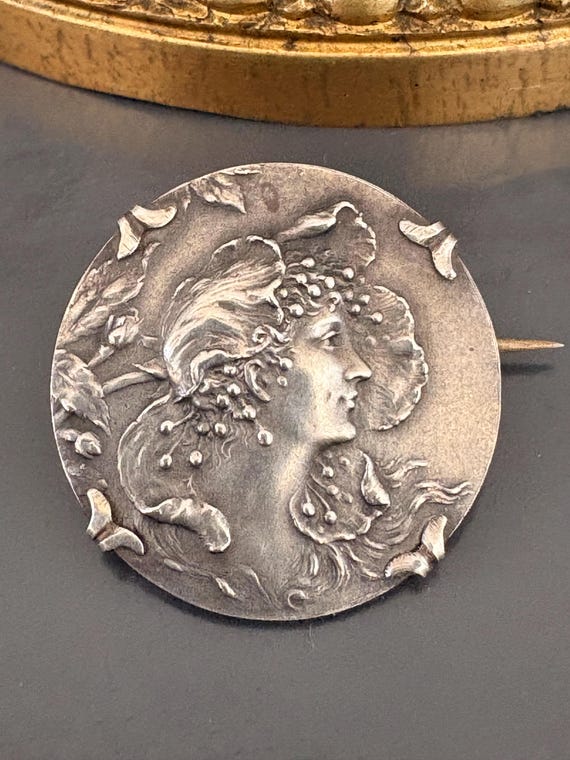 Broche Ancienne En Argent Massif Style Art Déco à Décor De Feuilles Et Fleur