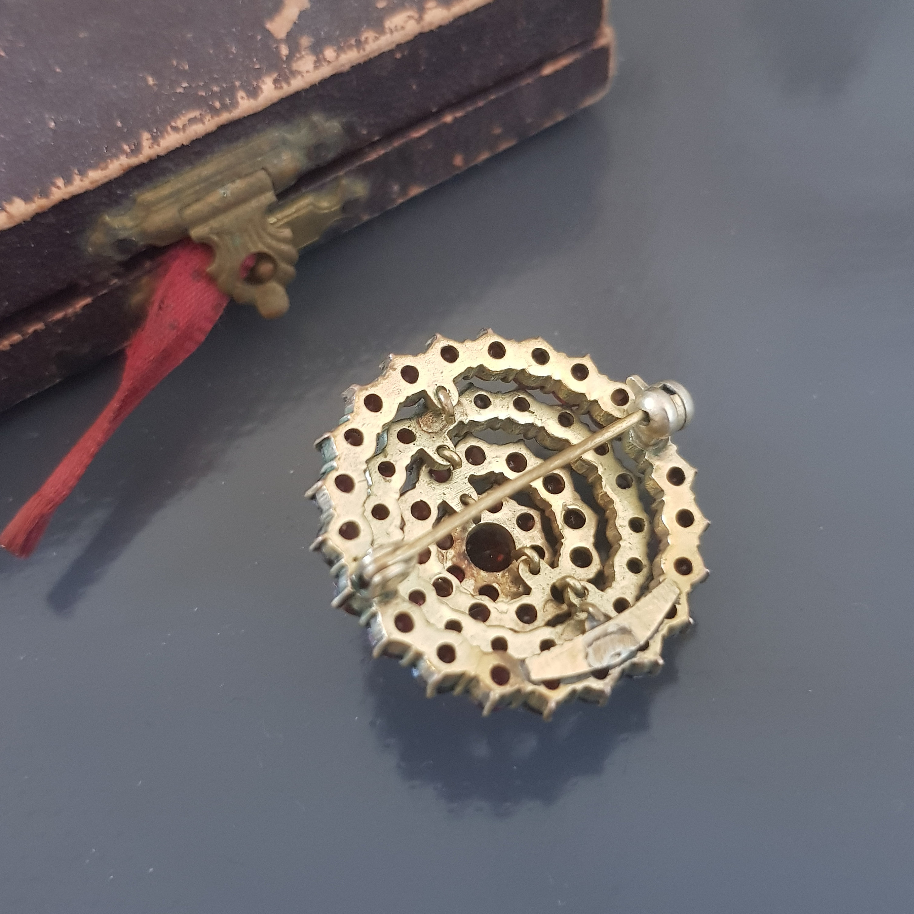 20 世紀初頭の古いボヘミアン ガーネット ゴールド プレート ブローチ