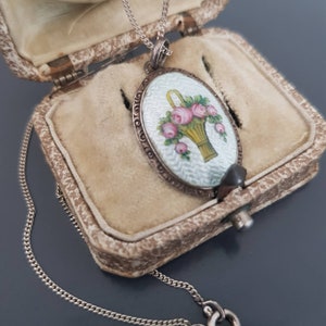 Antiker Anhänger aus Sterlingsilber mit Emaille-Guillochierung, Korbblumen, französisches edwardianisches Juwel aus dem frühen 20. Jahrhundert