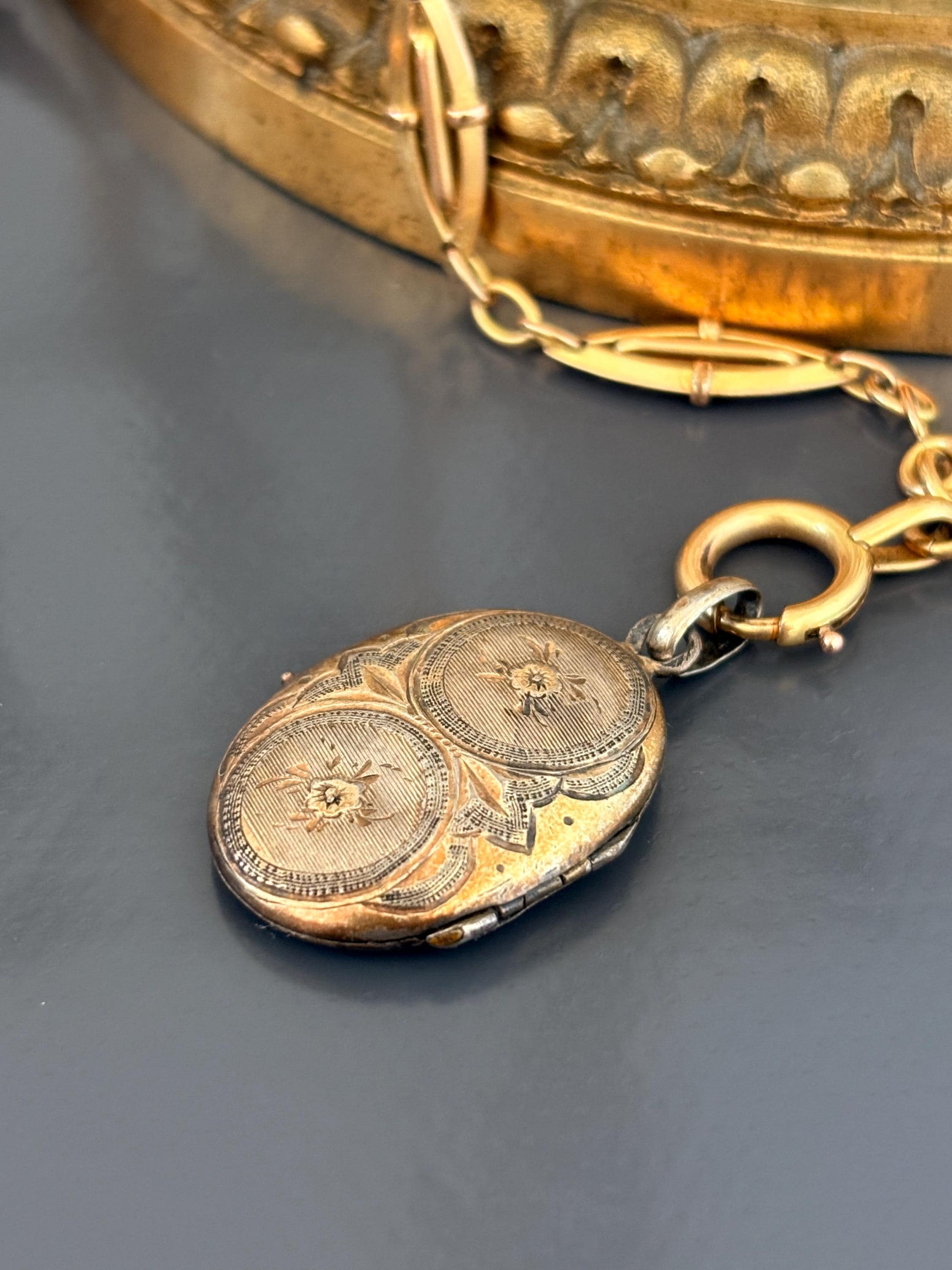 Médaillon Pendentif Ancien En Or 18 Carats - Vers 1900, Saphir, Motif Panier - Très Bon état Vintage
