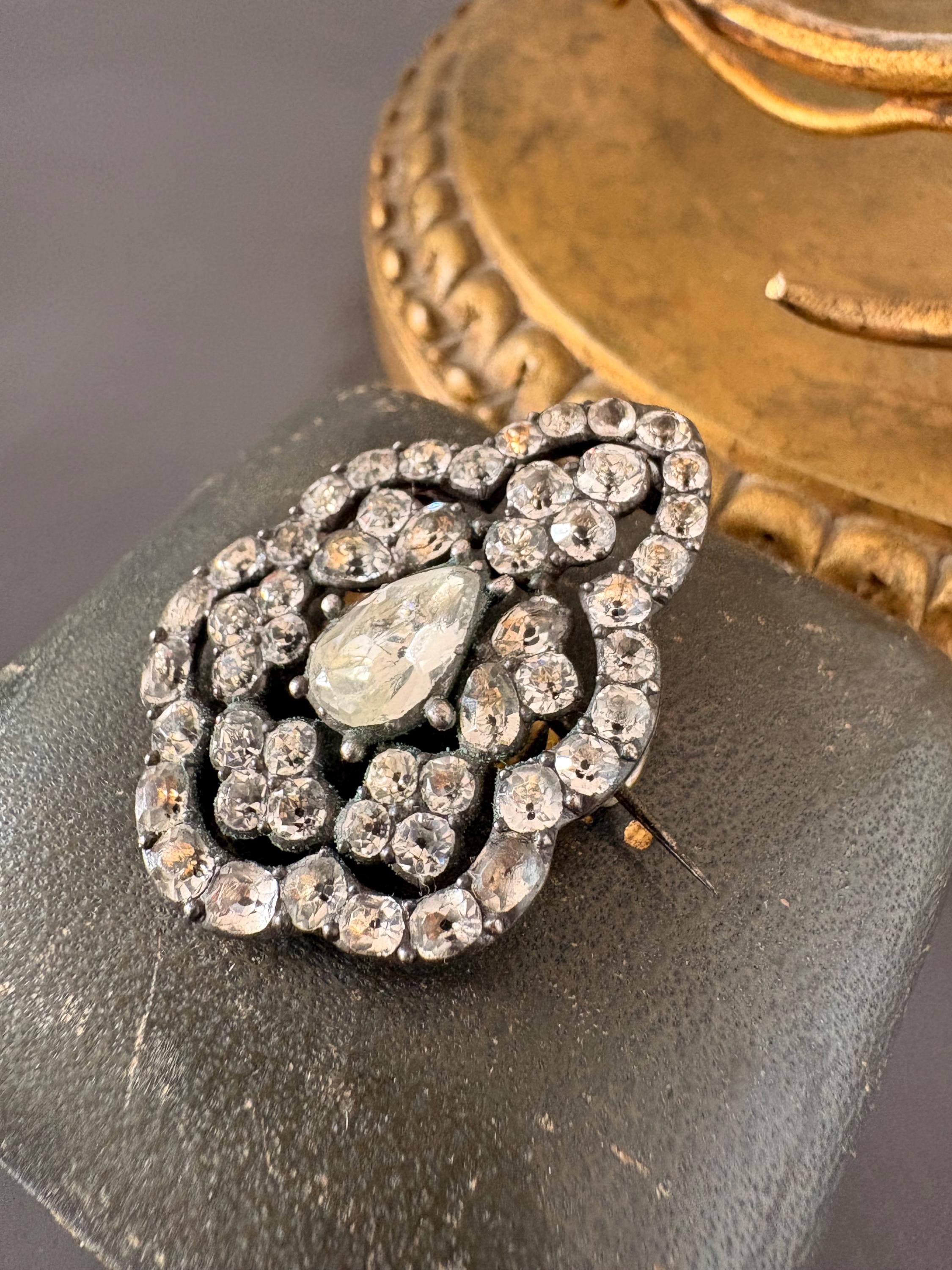 Broche ancienne or pâte de verre