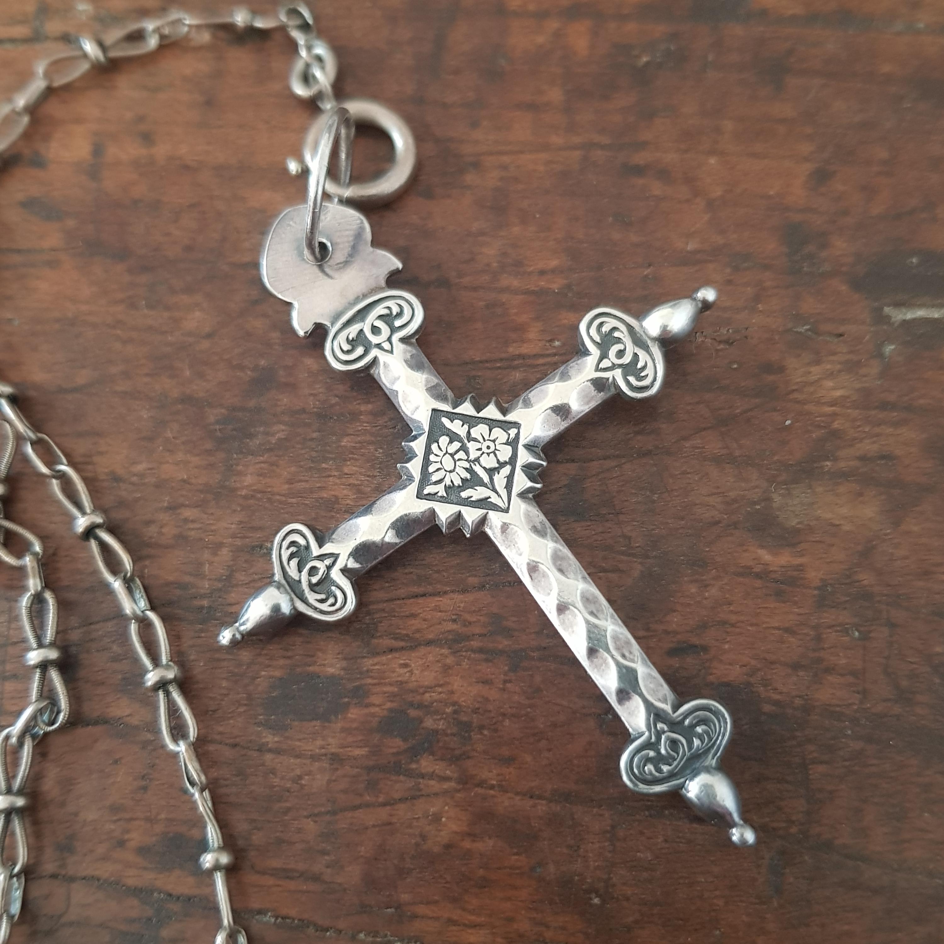Croix Ancienne En Argent - Très Vieille Pièce De Collection Religieuse