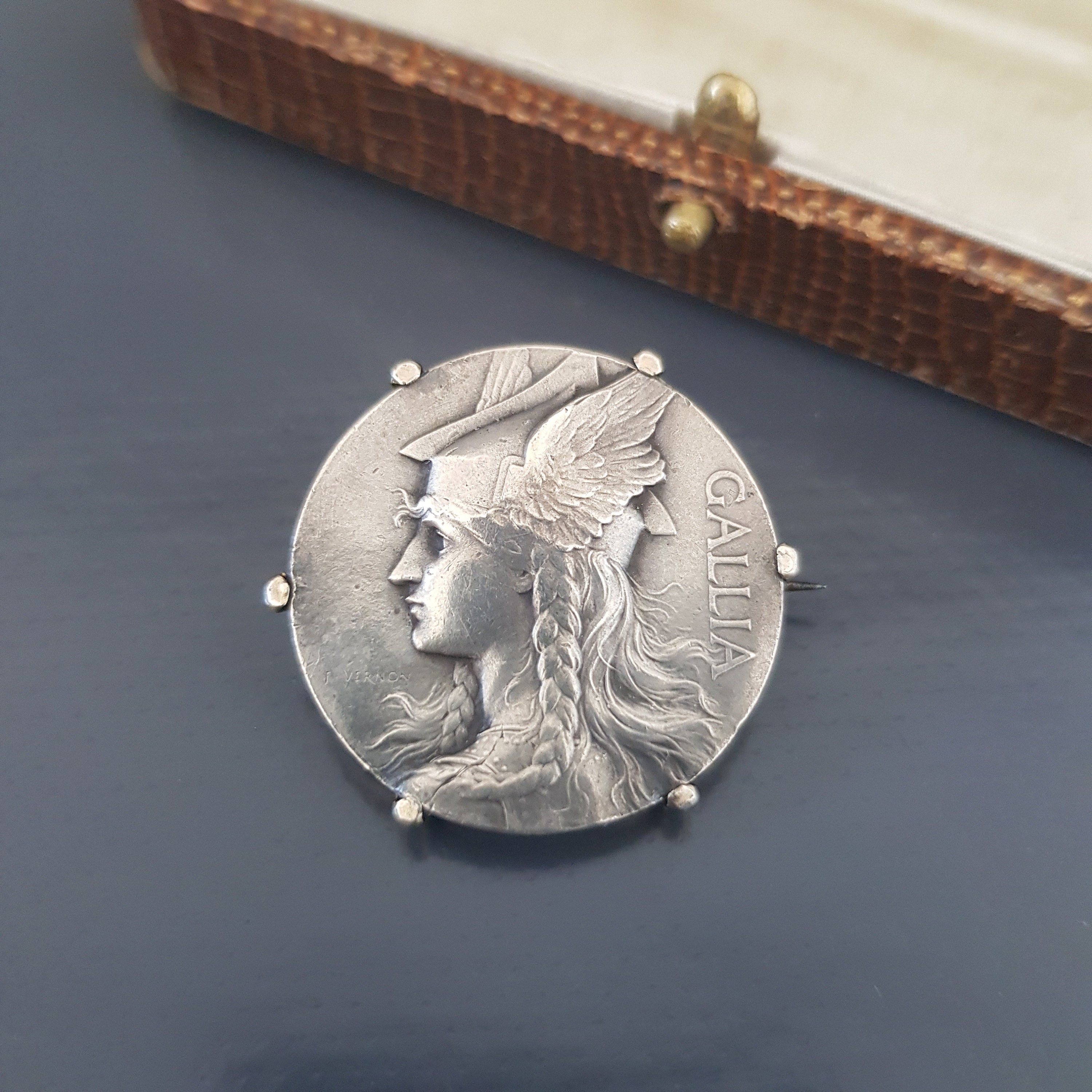 BROCHE MÉDAILLON MÉDAILLE signée DELANNOY Art Deco Février EUR 49,00