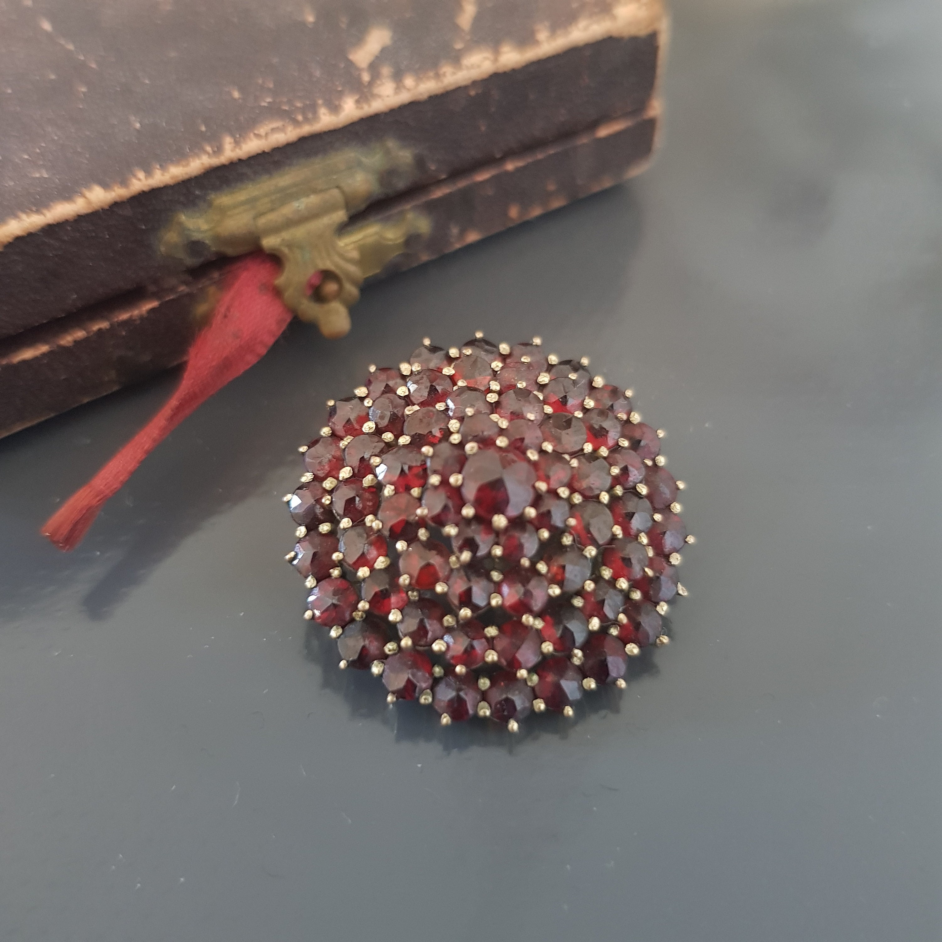 20 世紀初頭の古いボヘミアン ガーネット ゴールド プレート ブローチ