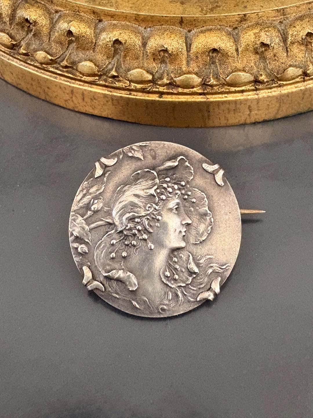 BROCHE ANCIENNE ARGENT massif PUTTI Jouant de la Musique 3,55 cm de