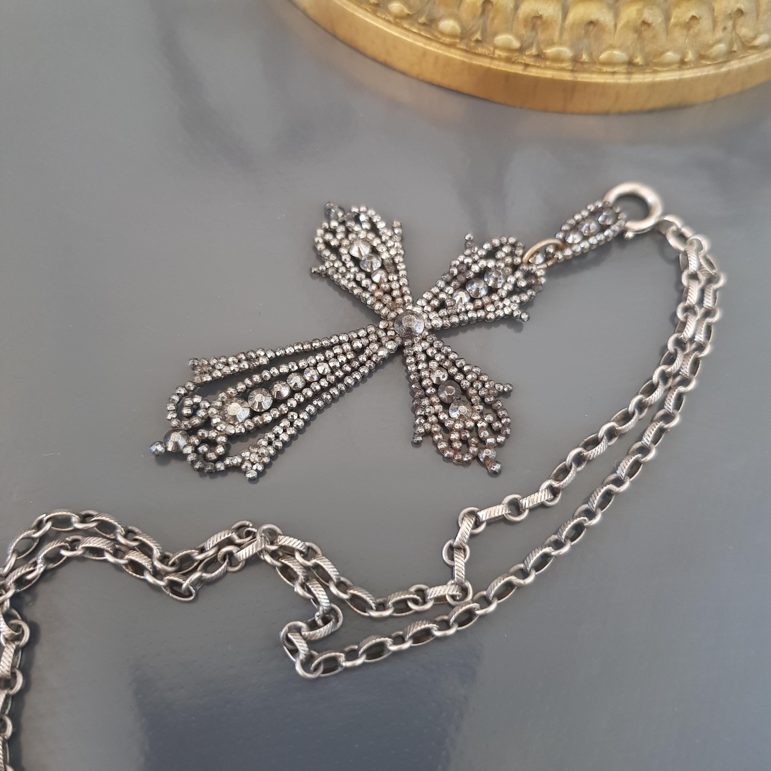 Ancien Pendentif Art Nouveau 1900 - Acier - Motif Égypte - Vintage