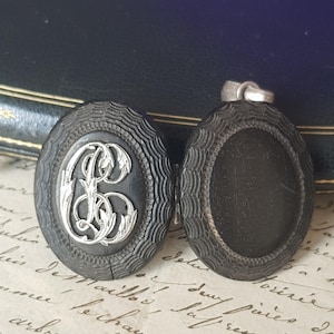 Pendentif Porte Souvenir Ancien Ebonite Monogramme Argent Massif Bijou De Deuil Français Victorien XIXème Siècle