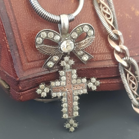 Pendentif Ancien Régional En Croix Avec Noeud Et Strass - Argenté, Pierre, Bijou Vintage à Nettoyer