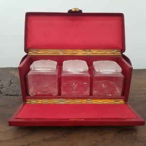 René Lalique Set of Perfume Bottles in Leather Case, Coty Paris &quot;La Jacèe&quot; Art Deco