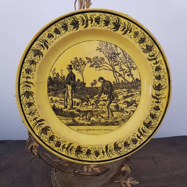 Assiette Ancienne En Faïence Jaune Creil Et Montereau France C. 1830 Vénerie Chasse Aux Chiens