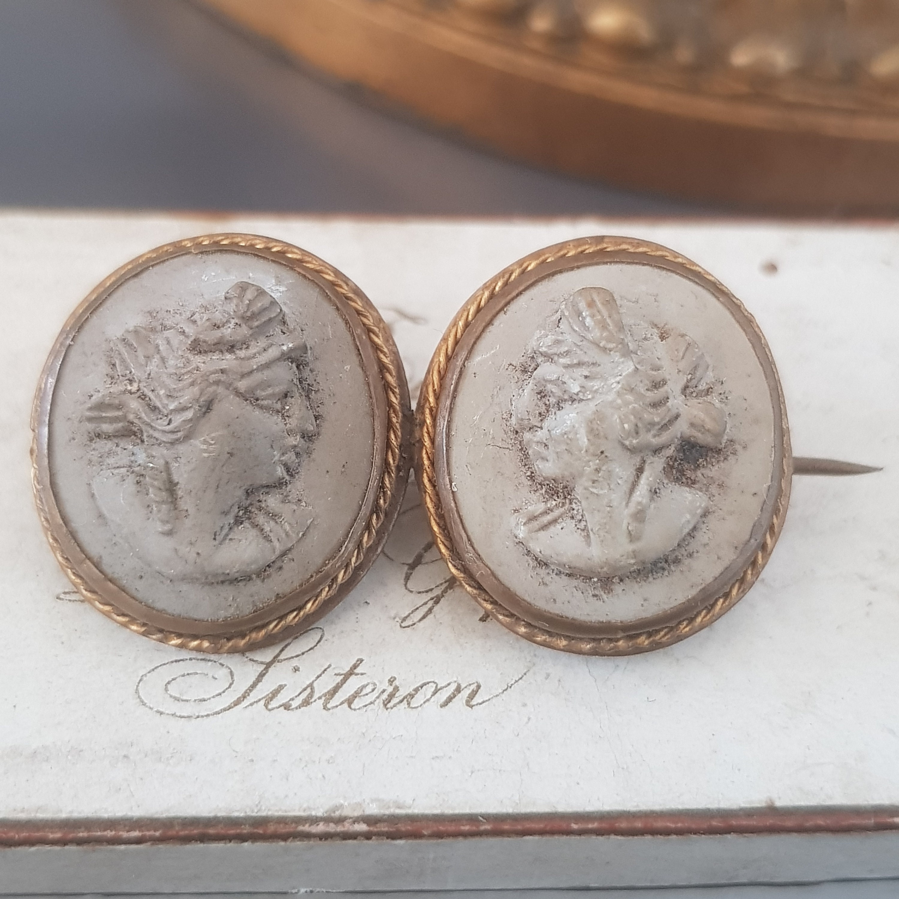 Broche Ancienne Camée En Pierre De Lave Et Or - Époque Victorienne, Avec Accident (nez Cassé)