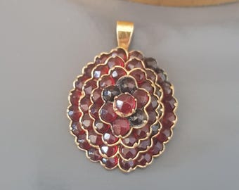 Colgante antiguo de Tombak en oro de 18 quilates con granates bohemios de talla antigua.