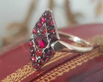 Anillo antiguo de marquesa en oro rosa de 9 quilates con granates de talla antigua, joyería victoriana, siglo XIX