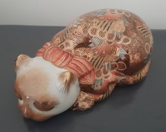 ヴィンテージ九谷焼の眠り猫の置物、豪華な金細工の手描き、風水アート