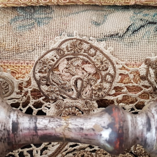 20 世紀初頭の古いボヘミアン ガーネット ゴールド プレート ブローチ