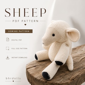 Puede incluir: Un peluche de oveja crema con pezuñas negras y un aspecto suave y texturizado. La imagen incluye el texto "SHEEP PDF PATTERN" y "SEWING PATTERN". La oveja está sentada sobre una superficie de madera.