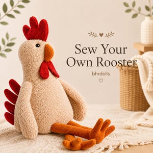 Pode incluir: Um brinquedo de pelúcia de galo com crista e barbela vermelhas, bico e pés laranja e corpo bege. O texto "Sew Your Own Rooster" é exibido na imagem.