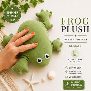 Może przedstawiać: Zielona pluszowa żaba z tkaniny z dwojgiem biało-czarnych ruchomych oczu. Tekst na obrazku brzmi: FROG PLUSH SEWING PATTERN, bhrdolls, BEGINNER FRIENDLY, DIGITAL PDF TUTORIAL, EASY TO SEW, STEP BY STEP INSTRUCTIONS, WITH PHOTOS, INSTANT DOWNLOAD.
